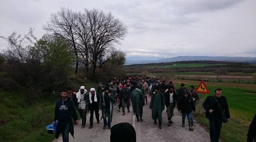 Ειδομένη: Εκατοντάδες πρόσφυγες κατευθύνονται μαζικά προς την ΠΓΔΜ (φωτό & βίντεο)