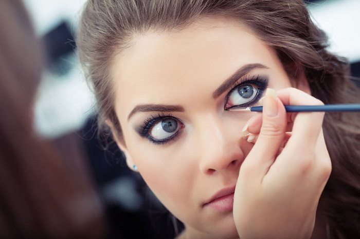 Οι κίνδυνοι από το eyeliner για τα μάτια σας