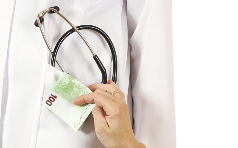 Σύλληψη χειρουργού σε δημόσιο νοσοκομείο που ζήτησε 1.000 ευρώ «φακελάκι»