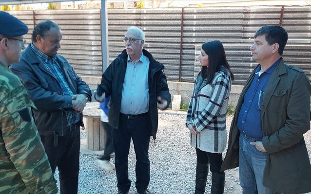 Επίσκεψη Βίτσα στο κέντρο φιλοξενίας προσφύγων στον Ελαιώνα