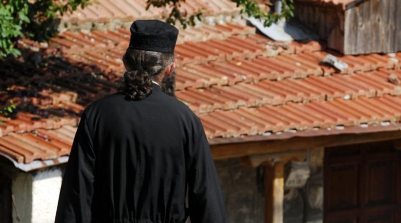 Κοζάνη: Ιερέας σε αγιασμό σχολείου: "Βγάλτε τις μάσκες ,ο κορωνοϊός δεν κολλάει αν φιλήσεις τον σταυρό"