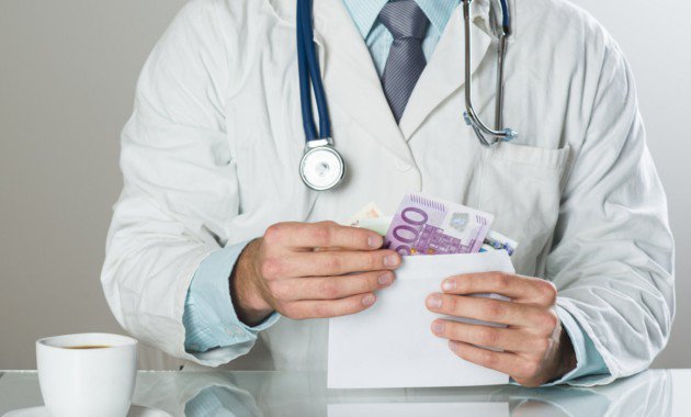 Σύλληψη γυναικολόγου σε δημόσιο νοσοκομείο για φακελάκι 650 ευρώ