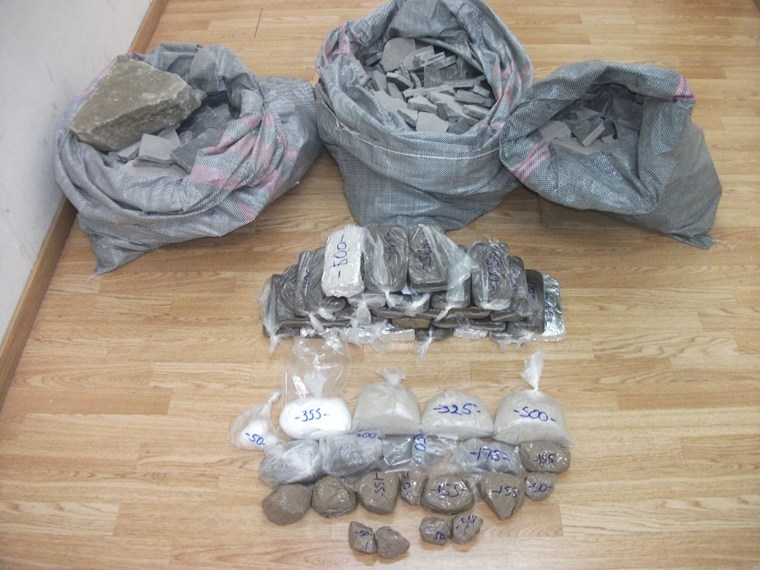 Βρέθηκαν 18 κιλά ηρωίνη και καλάσνικοφ σε σπίτι στις Αχαρνές