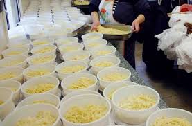 Κοζάνη: Γιόρτασαν την Ημέρα της Γυναίκας μαγειρεύοντας 900 γεύματα για τους πρόσφυγες
