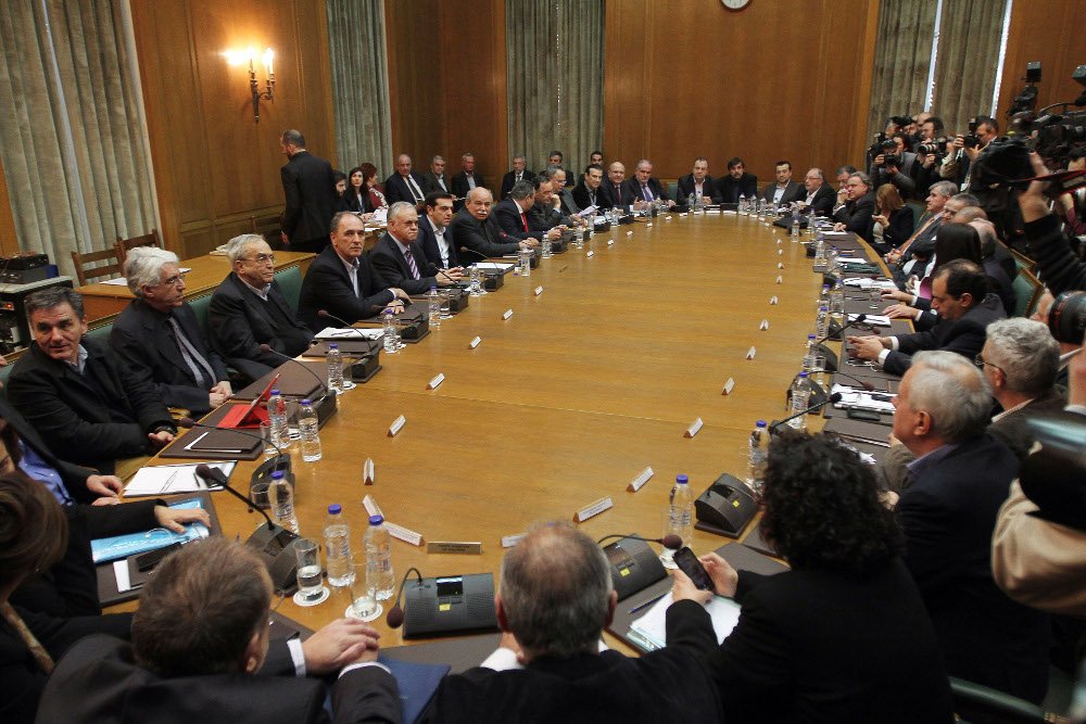 Α. Τσίπρας: Ζήτησε από τους υπουργούς να παραδώσουν τα κινητά τους πριν μπουν στην αίθουσα για το υπουργικό (φωτο)