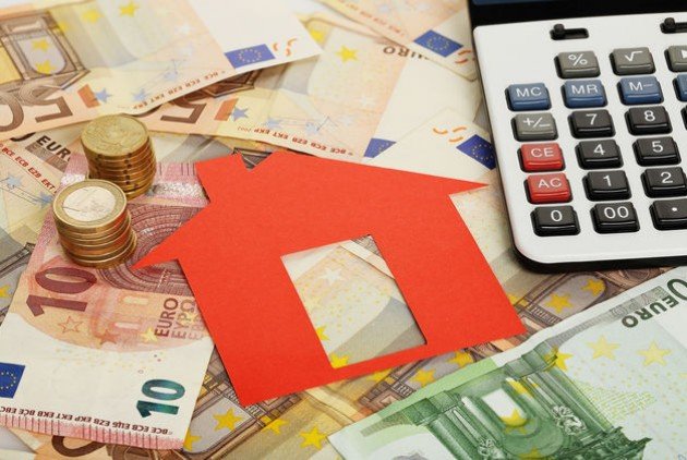 Στο τραπέζι αφορολόγητο, «κόκκινα» δάνεια, αδήλωτα εισοδήματα και εισφορές