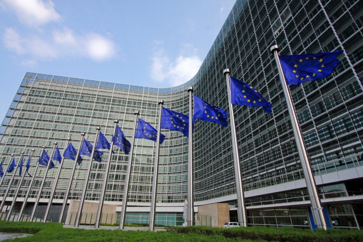 Κομισιόν: Xαιρέτισε τη συμφωνία της ΕΕ για τη διαχείριση του προσφυγικού