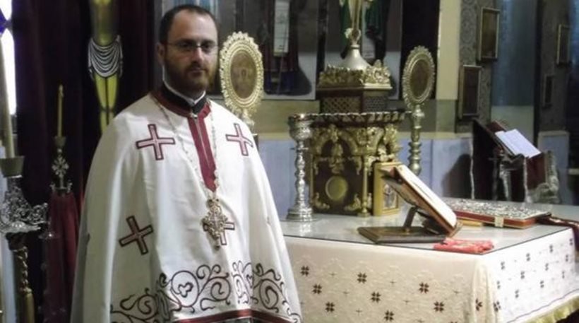 Viral: Ιερέας με το ράσο του στη Λέσβο τραγουδάει Π. Παντελίδη