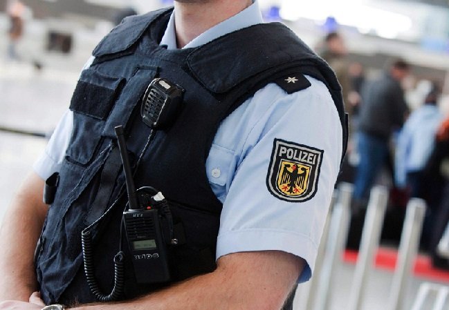 Γερμανία: Σύλληψη 24χρονης που μετέφερε κοκαΐνη αξίας 200.000 ευρώ σε εμφυτεύματα στο στήθος της