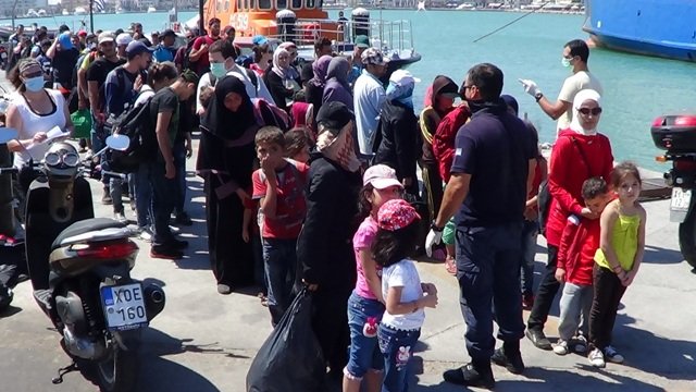 Στο λιμάνι του Πειραιά δύο πλοία με 975 μετανάστες και πρόσφυγες