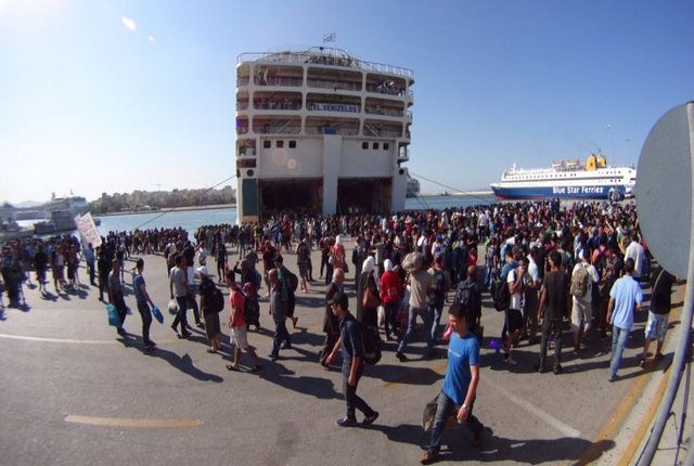 Πειραιάς: Τουλάχιστον 14 πούλμαν με πρόσφυγες αναχώρησαν για προσωρινούς χώρους φιλοξενίας