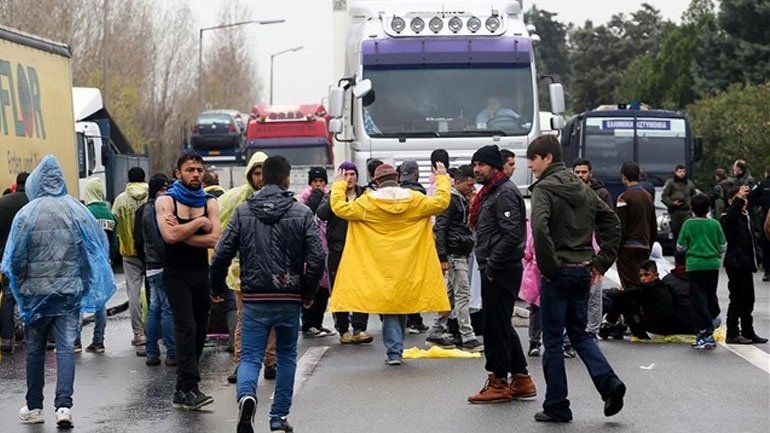 Πρόσφυγες έκλεισαν την εθνική οδό Θεσσαλονίκης-Κιλκίς
