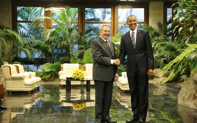Σε εξέλιξη η ιστορική συνάντηση Ομπάμα - Ραούλ Κάστρο