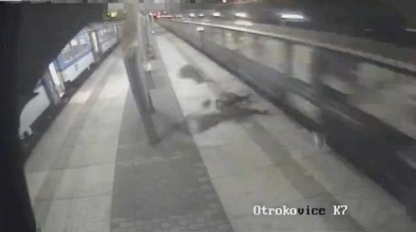 Διέσχιζαν τις γραμμές του τρένου όταν αμαξοστοιχία έπεσε πάνω τους και τους σήκωσε στον αέρα (σοκαριστικό βίντεο)