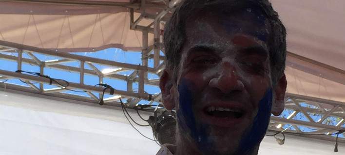 Στο πνεύμα του καρναβαλιού ο Κώστας Μπακογιάννης - Δέχθηκε "επίθεση" με αλεύρι και μπογιά - ΦΩΤΟ