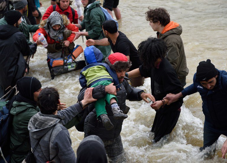 Στο χωριό Χαμηλό είναι συγκεντρωμένοι εκατοντάδες πρόσφυγες με την ελπίδα να περάσουν τα σύνορα