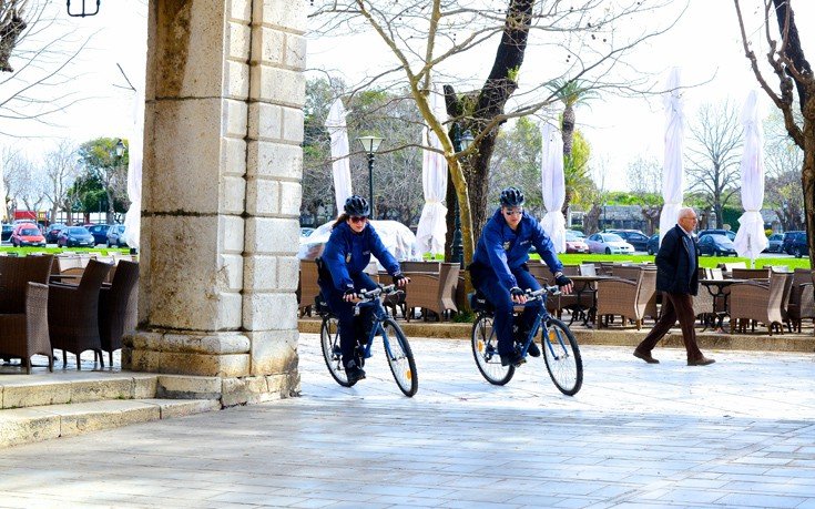 Κέρκυρα: Αστυνομικοί με ποδήλατα στο ιστορικό κέντρο του νησιού (φωτό)
