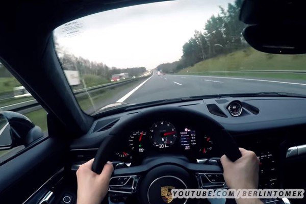 Porsche 911 Carrera 4S πάει «τάπα» στην Autobahn (video)