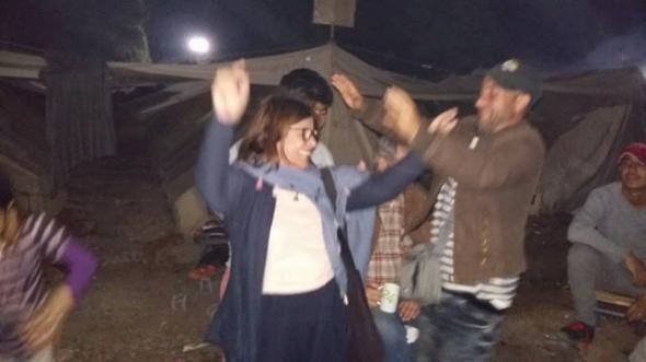 Βουλευτής του ΣΥΡΙΖΑ το "έριξε" στον χορό με τους πρόσφυγες - ΦΩΤΟ