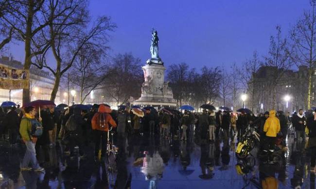 Παρίσι: Ολονυκτία διαδηλωτών στην πλατείας Δημοκρατίας (photo)