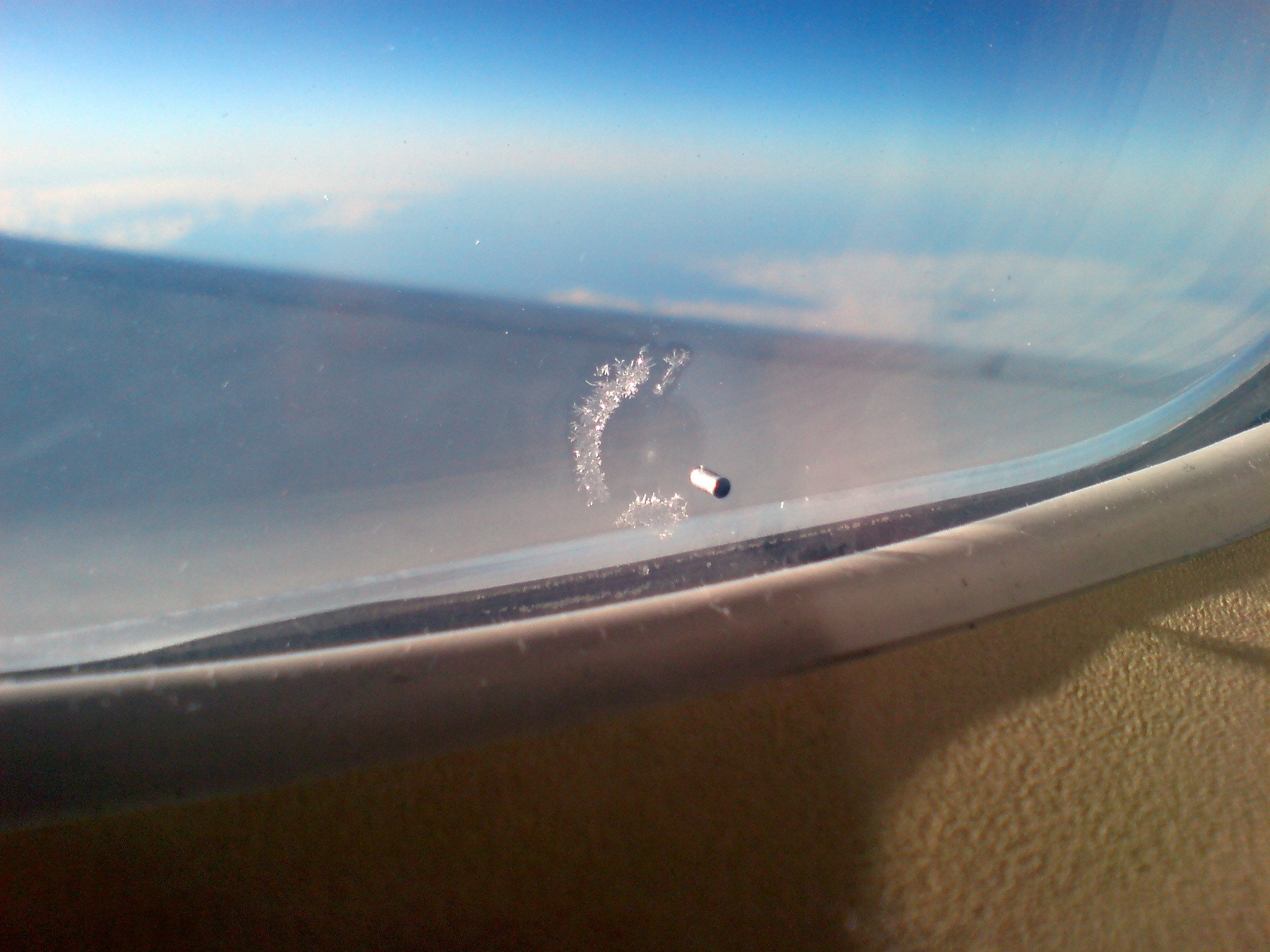 Γιατί έχουν μια μικρή τρύπα τα παράθυρα των αεροπλάνων;