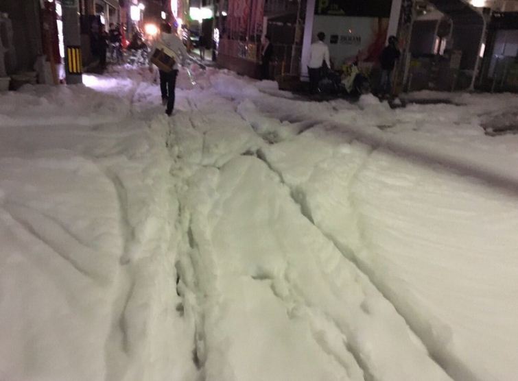 Αφρός κάλυψε τους δρόμους στην Ιαπωνία μετά τον σεισμό