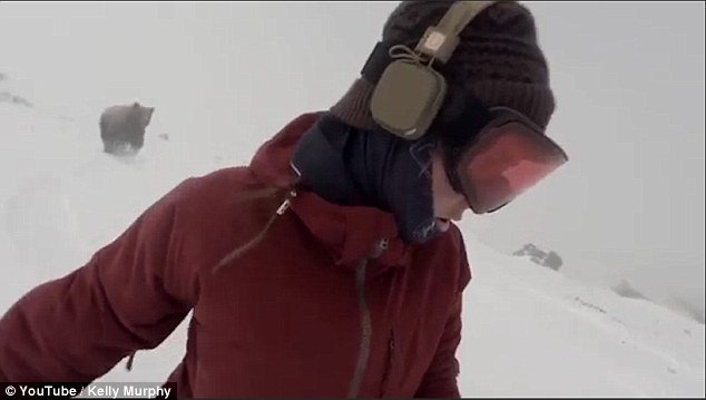 Μοναδικό βίντεο: Έκανε snowboard, την κυνηγούσε αρκούδα & δεν κατάλαβε τίποτα!