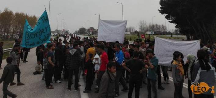 Διαμαρτυρία προσφύγων στην εθνική οδό Θεσσαλονίκης - Κλειστά τα δυο ρεύματα
