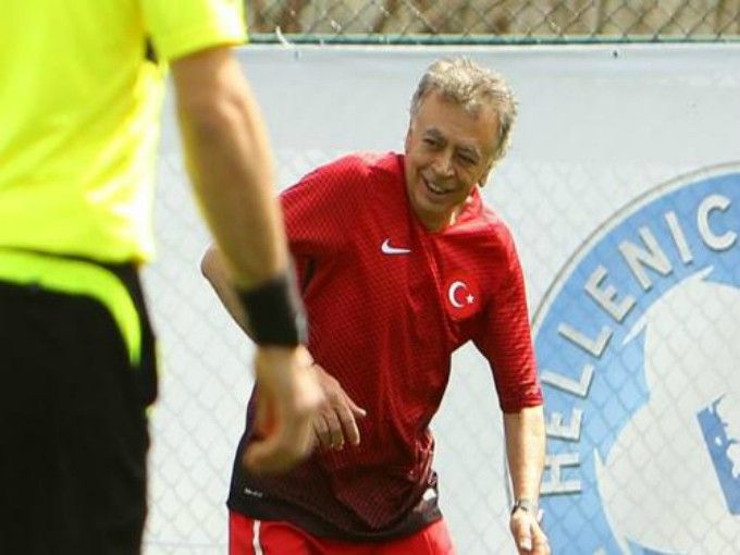 Με τουρκική φανέλα ο πρόεδρος της Ομοσπονδίας Ποδοσφαίρου Κύπρου