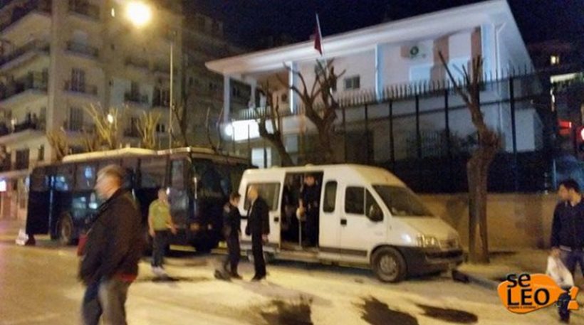 Επίθεση με βόμβες μολότοφ κατά διμοιρίας των ΜΑΤ, έξω από το τουρκικό προξενείο στη Θεσσαλονίκη