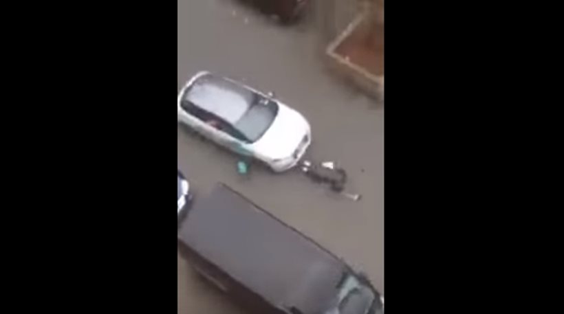 Σοκαριστικό βίντεο! Αυτοκίνητο παρέσυρε και εγκατέλειψε μουσουλμάνα