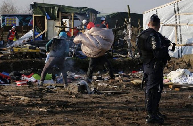 Έκρυθμη και πάλι η κατάσταση με τους μετανάστες στο Καλαί της Γαλλίας – Ανησυχία των αστυνομικών