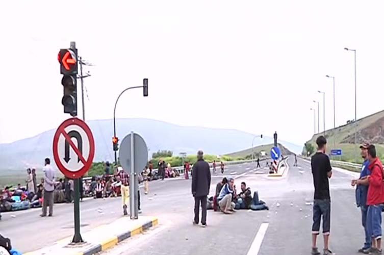 Αποκλεισμένη η εθνική οδός Λάρισας - Τρικάλων από πρόσφυγες