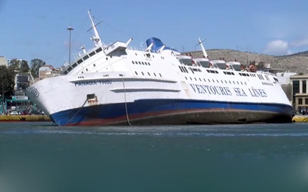 Ημιβυθισμένο παραμένει το πλοίο στον Πειραιά- Τι λέει το υπουργείο Ναυτιλίας