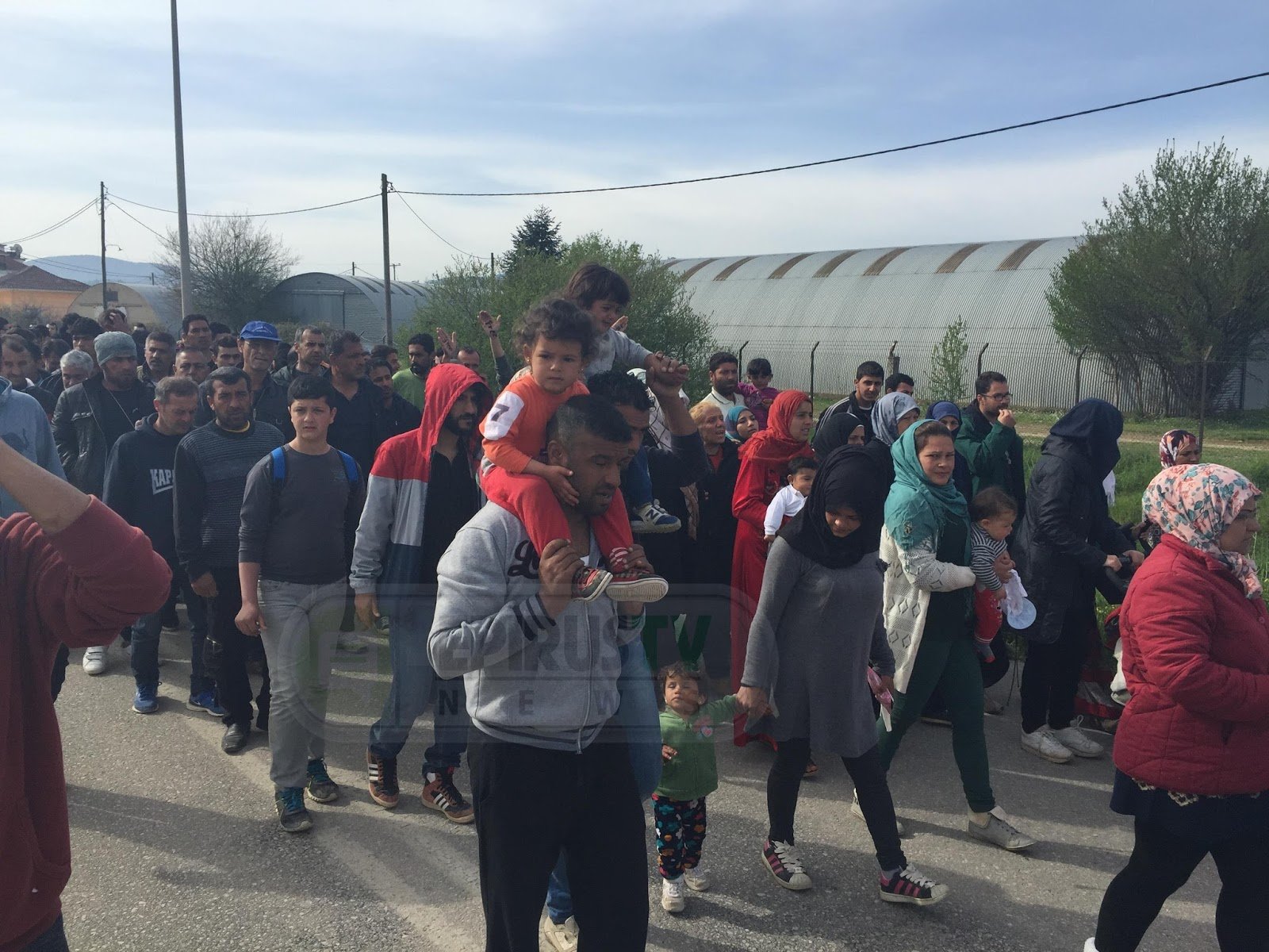 Πορεία προσφύγων από το κέντρο φιλοξενίας Κατσικά Ιωαννίνων - ΦΩΤΟ
