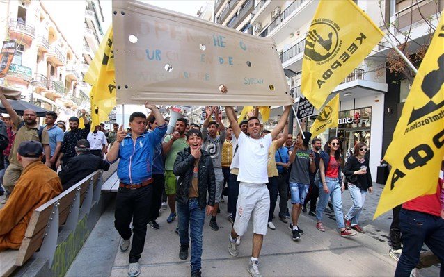 Πρόσφυγες στην πορεία της ΑΔΕΔΥ στη Θεσσαλονίκη