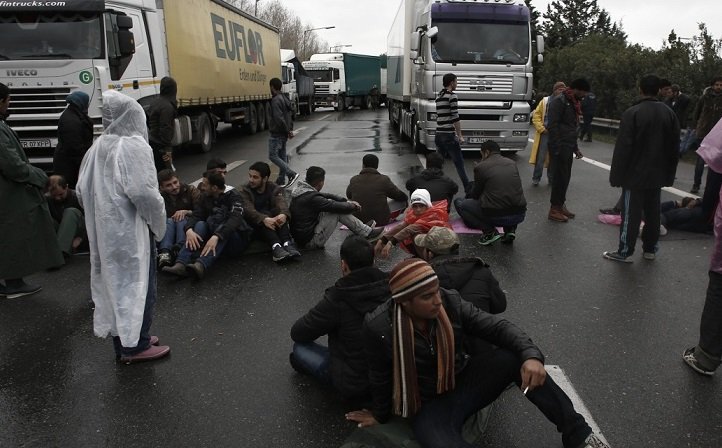 Συνεχίζεται ο αποκλεισμός της ΕΟ Θεσσαλονίκης – Ευζώνων από πρόσφυγες που ζητούν να ανοίξουν τα σύνορα