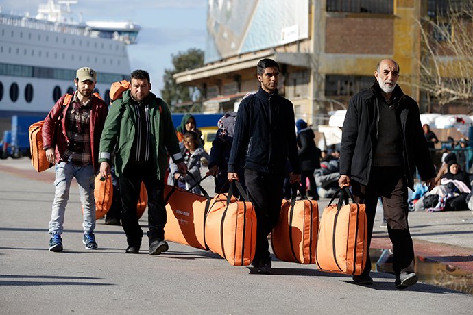 Πειραιάς: 49 πρόσφυγες & μετανάστες αναχώρησαν από το λιμάνι για τα Οινόφυτα