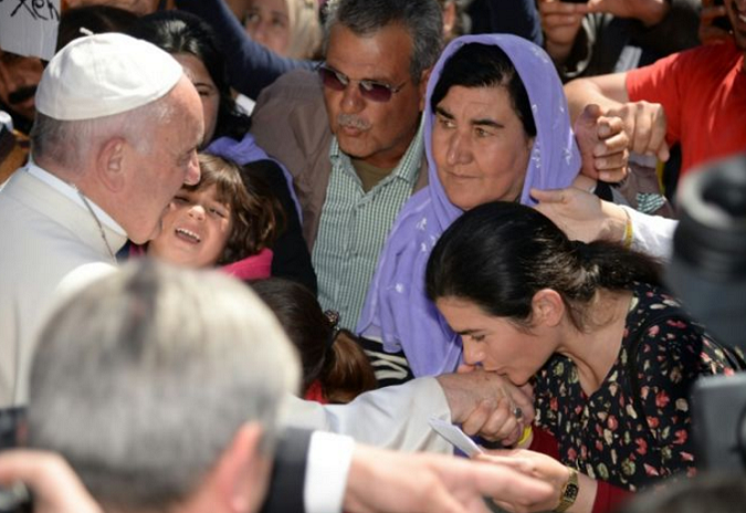 Στο Βατικανό με 12 πρόσφυγες επιστρέφει ο Πάπας