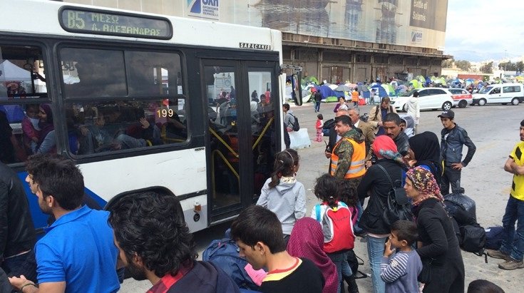 Τουλάχιστον 365 πρόσφυγες/μετανάστες έχουν μεταφερθεί από τον Πειραιά στον Σκαραμαγκά