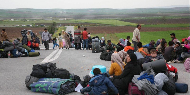 Yπό κατάληψη από τους πρόσφυγες η εθνική οδός Λάρισας-Τρικάλων