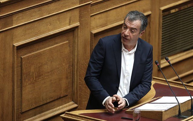 Θεοδωράκης: Να δώσει τα στοιχεία που έχει η κυβέρνηση  για τα δάνεια των κομμάτων