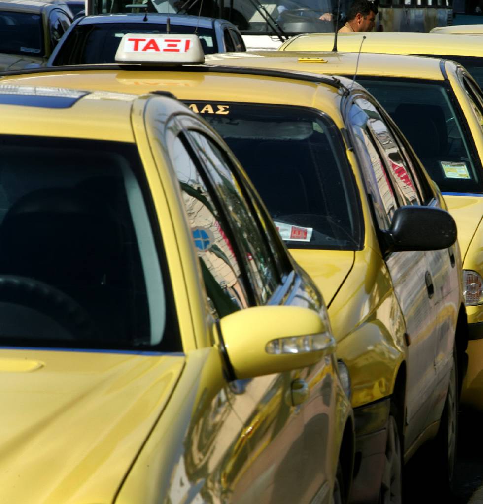 Ταξιτζής έστειλε στο νοσοκομείο δύο άτομα στην Σύρο
