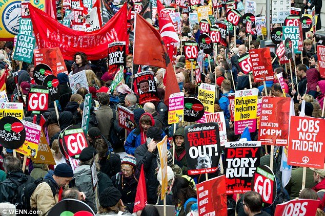Βρετανία: Μαζική διαδήλωση ενάντια στη λιτότητα και τον Κάμερον