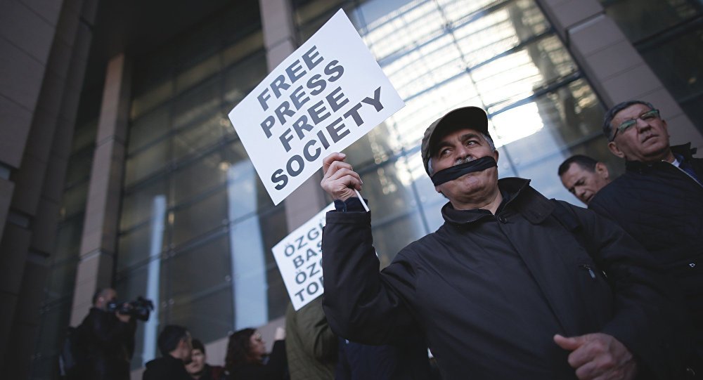 Δύο χρόνια φυλάκισης σε δημοσιογράφους στην Τουρκία για αναδημοσίευση σκίτσου