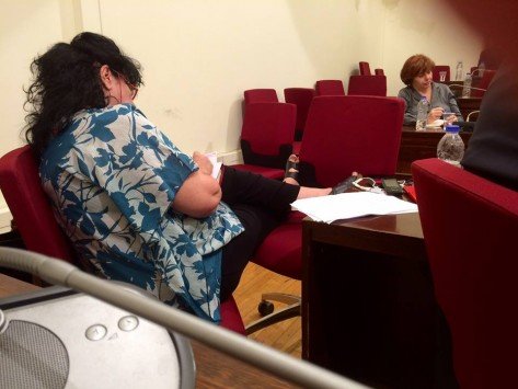 Βαγενά για τα πόδια στην καρέκλα: «Τη φωτογραφία την τράβηξε βουλευτής της αντιπολίτευσης» (βίντεο)