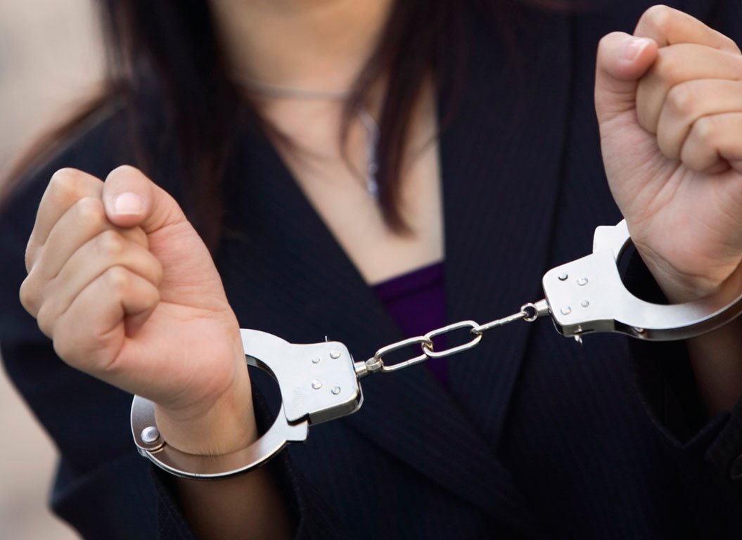 Συνελήφθη 62χρονη η οποία είχε καταδικαστεί σε Δις ισόβια για υπεξαίρεση