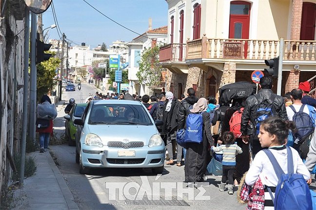 Χίος: Στο λιμάνι με σκοπό να αναχωρήσουν για Πειραιά οι 500 πρόσφυγες που έριξαν το φράχτη & έφυγαν από το hotspot