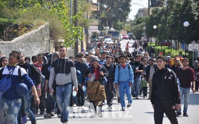 Πρόσφυγες & μετανάστες έριξαν το φράχτη hotspot στη Χίο και κατευθύνονται στην πόλη