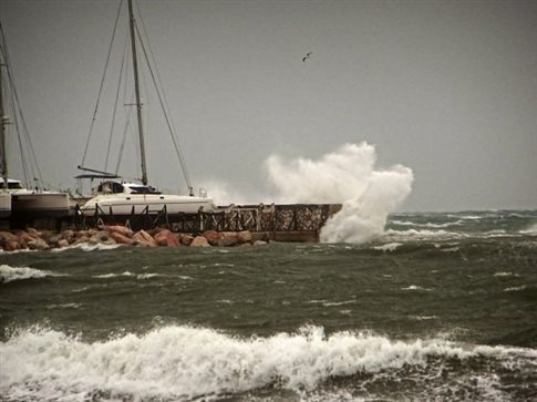 Κρήτη: Οι άνεμοι προκαλούν προβλήματα στο λιμάνι του Ηρακλείου